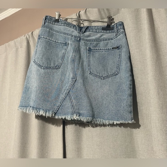VOLCOM HIGH RISE DISTRESSED DENIM MINI SKIRT - Picture 2 of 6